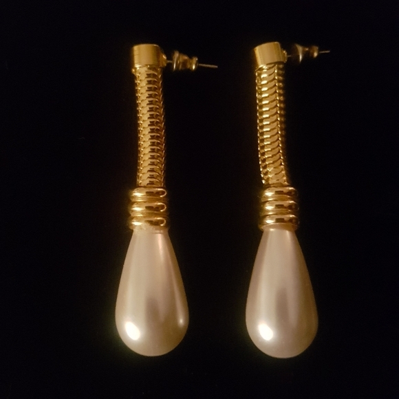 [UNKNOWN] Strange Pearl Drop Earrings - Picture 3 of 9